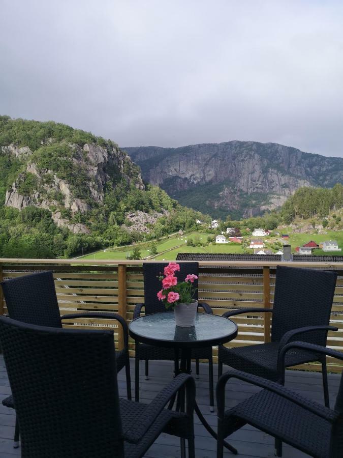 Dada * Hjelmeland